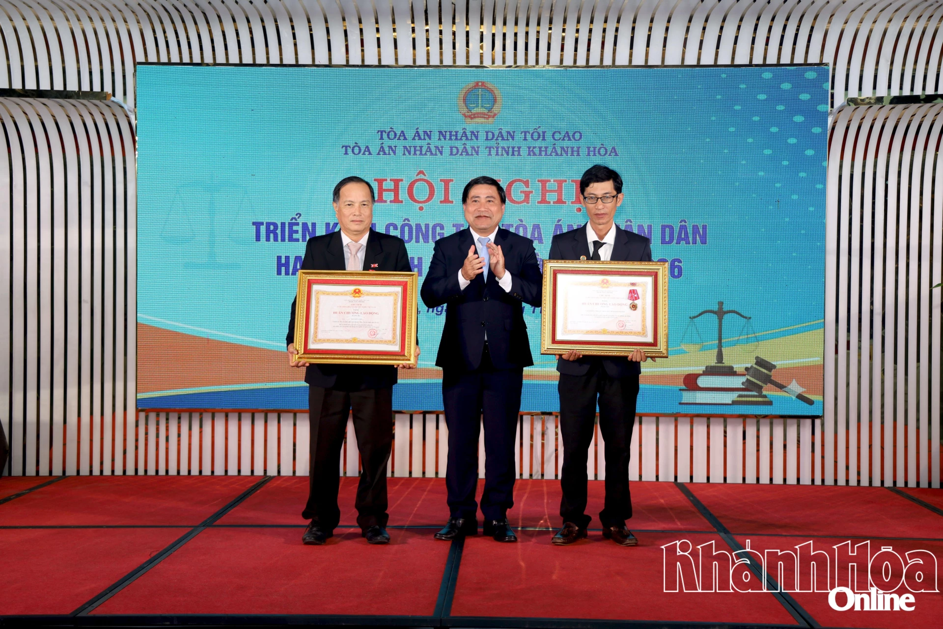 Phó Bí thư Tỉnh ủy, Chủ tịch HĐND tỉnh Lâm Đông trao Huân chương Lao động hạng Ba cho tập thể, cá nhân.