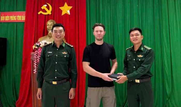 Thượng úy Biên phòng trao lại tài sản bị đánh rơi cho du khách người Anh