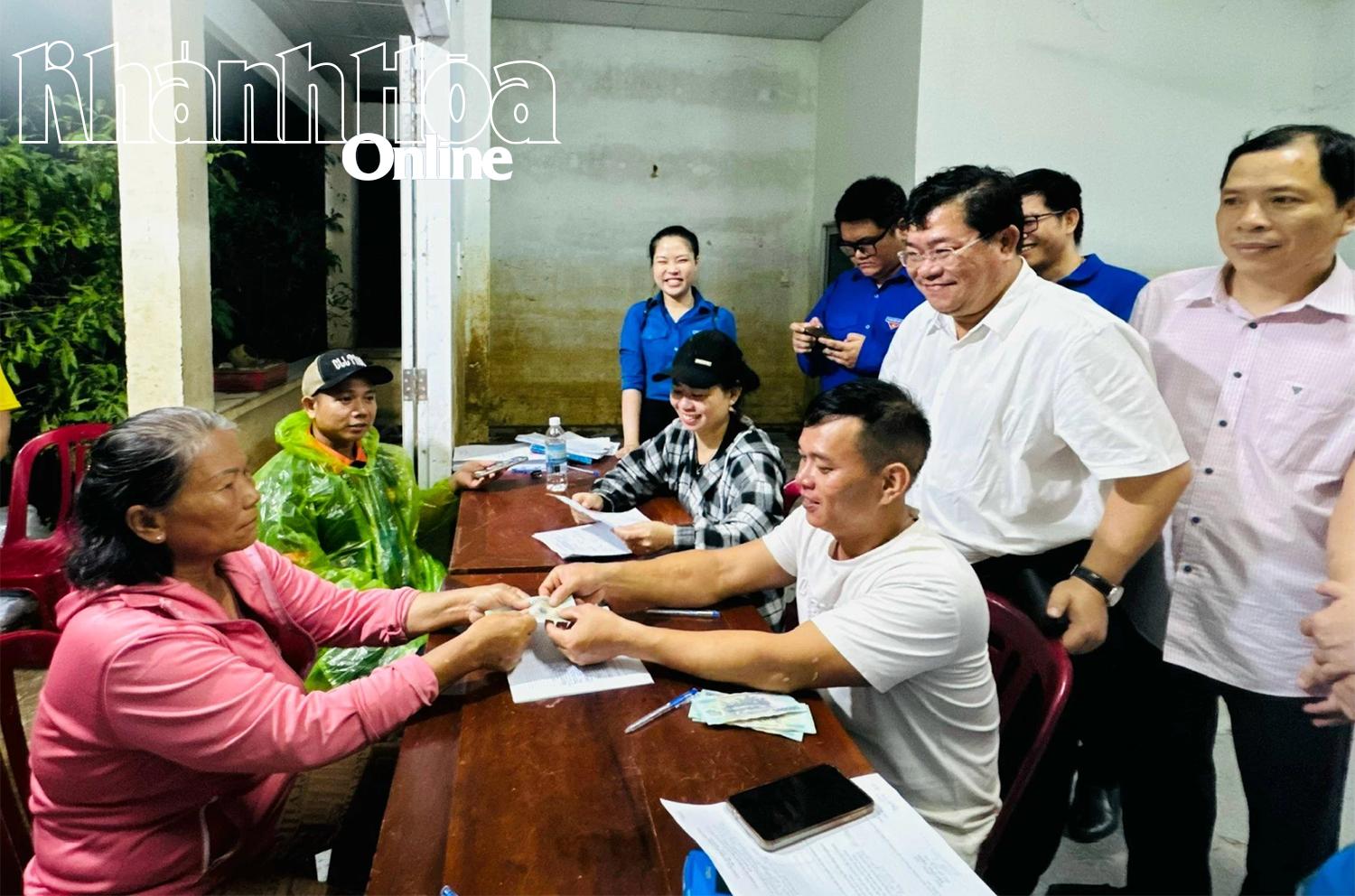 Lãnh đạo Sở Tài chính nắm tình hình công tác chi trả hỗ trợ cho người dân thôn 1, xã Diên Điền.