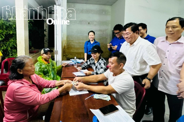 Xã Diên Điền: Chi trả tiền hỗ trợ cho người dân khắc phục hậu quả mưa lũ