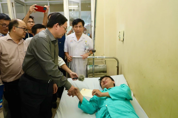 Phó Thủ tướng Chính phủ Hồ Quốc Dũng thăm các nạn nhân vụ tai nạn trên đèo Khánh Lê