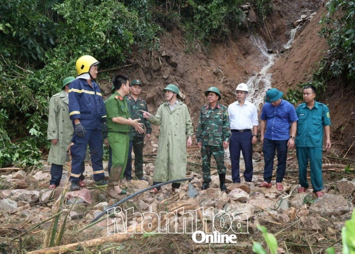 Bí thư Tỉnh ủy Nghiêm Xuân Thành kiểm tra, chỉ đạo công tác khắc phục sạt lở và cứu nạn, cứu hộ tại đèo Khánh Sơn