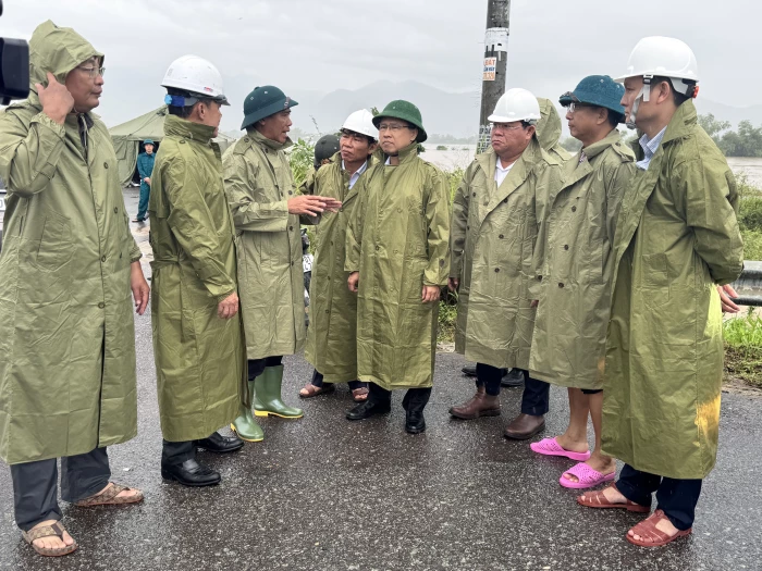 Phó Chủ tịch UBND tỉnh Trần Hòa Nam kiểm tra công tác ứng phó với sạt lở, ngập lụt