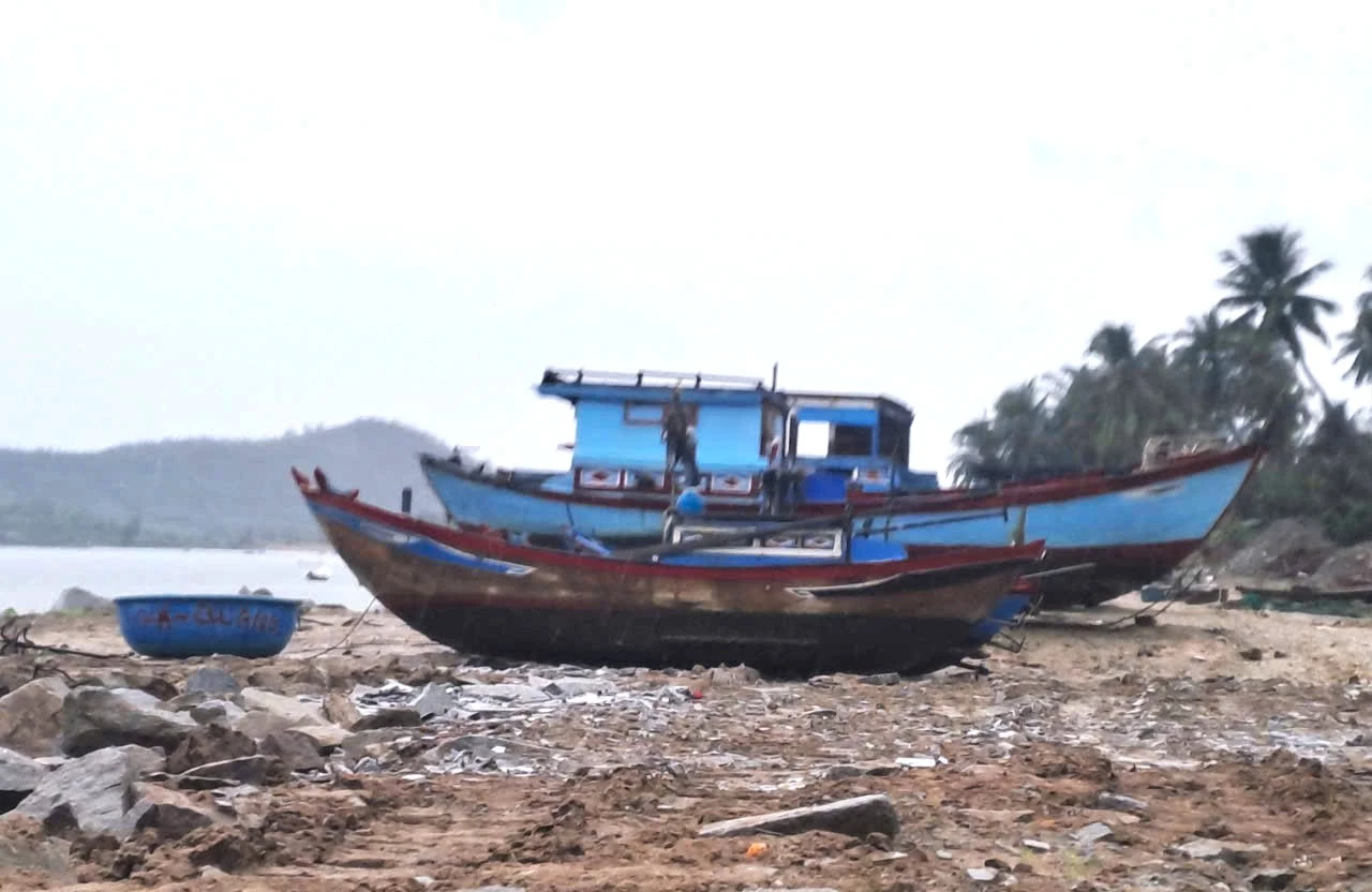 Một số tàu đánh cá của người dân xã Vạn Hưng đã được đưa lên cao.