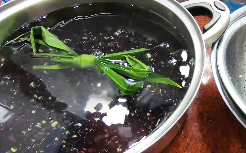 Nước đậu đen lá dứa đun trong khoảng 20- 30 phút đến khi nước có màu đậm.