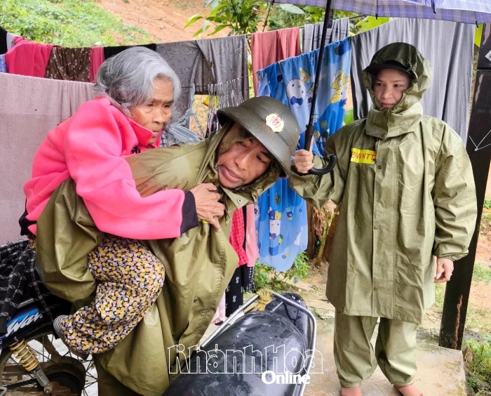 Chung tay khắc phục mưa lũ, sạt lở khu vực Khánh Sơn