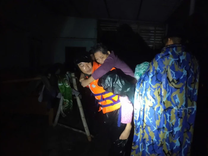 Gần 400 cán bộ, chiến sĩ Vùng 4 Hải quân xuyên đêm cứu giúp Nhân dân trong mưa lũ