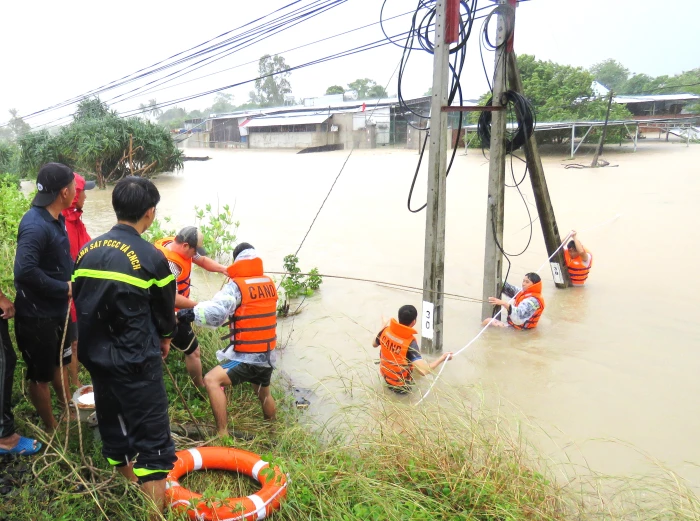 Xã Vạn Ninh nỗ lực đảm bảo an toàn cho người dân trong mưa lũ