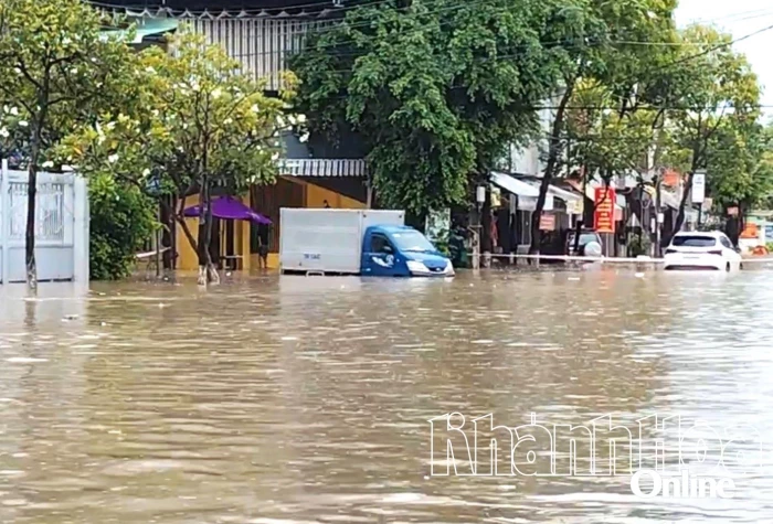 Nhiều tuyến đường ở khu vực Nha Trang ngập cục bộ, người dân gặp khó khăn trong di chuyển