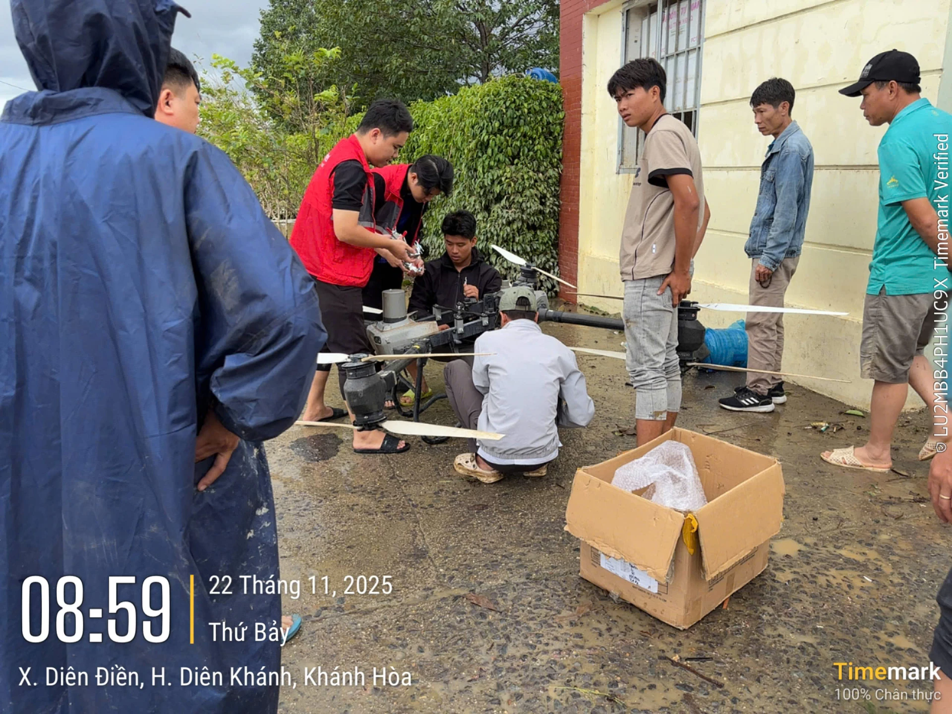 Viettel vận hành Drone chuyển hang cứu trợ cho bà con xã Diên Điền.