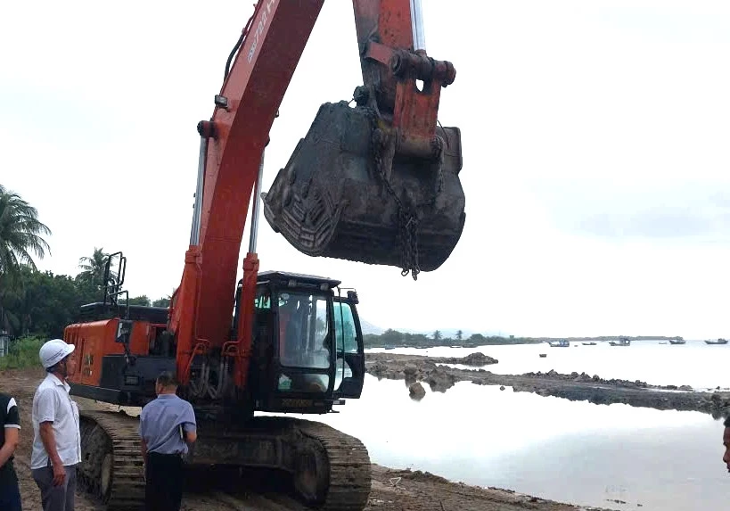 
Huy động máy móc nạo vét âu thuyền tại thôn Xuân Đông.
