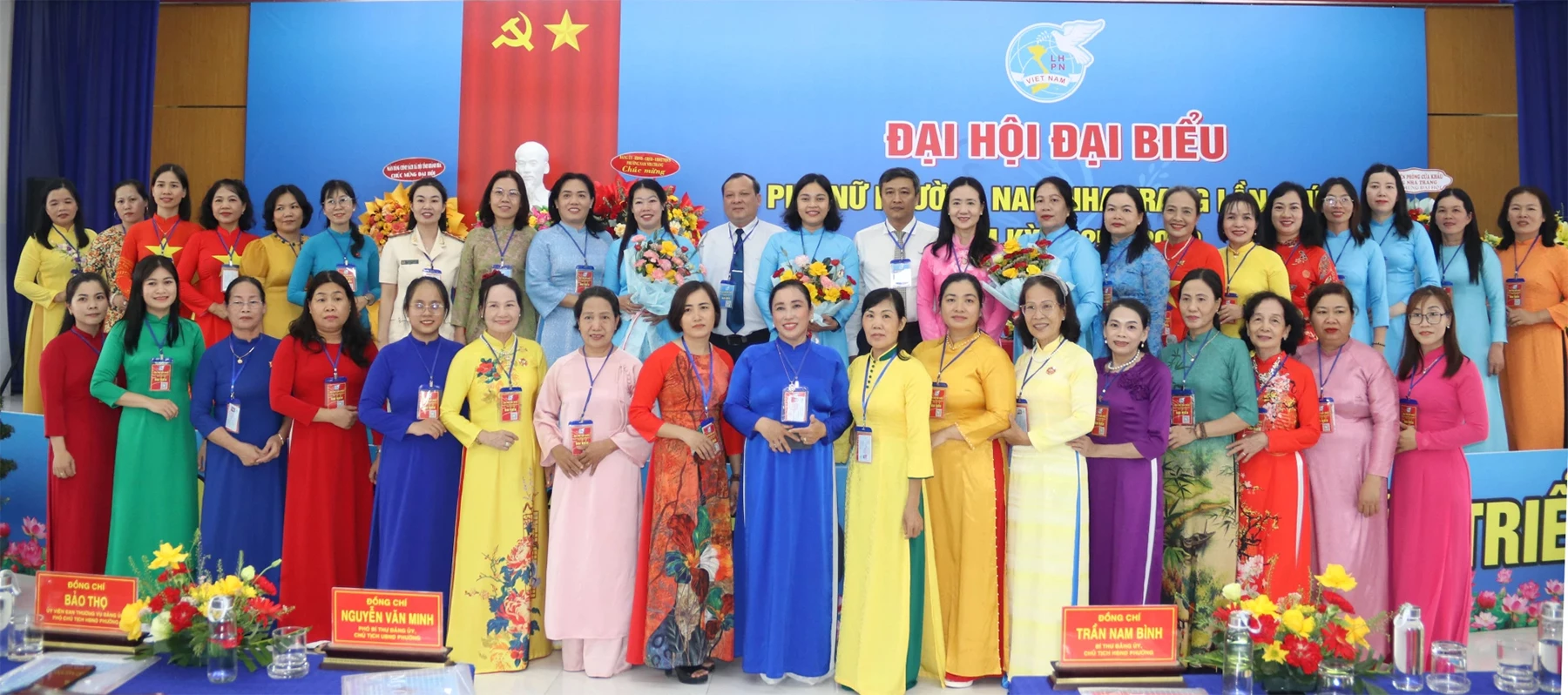 Lãnh đạo Hội Liên hiệp Phụ nữ tỉnh và phường Nam Nha Trang tặng hoa chúc mừng Ban Chấp hành Hội Liên hiệp Phụ nữ phường Nam Nha Trang nhiệm kỳ 2025 - 2030.