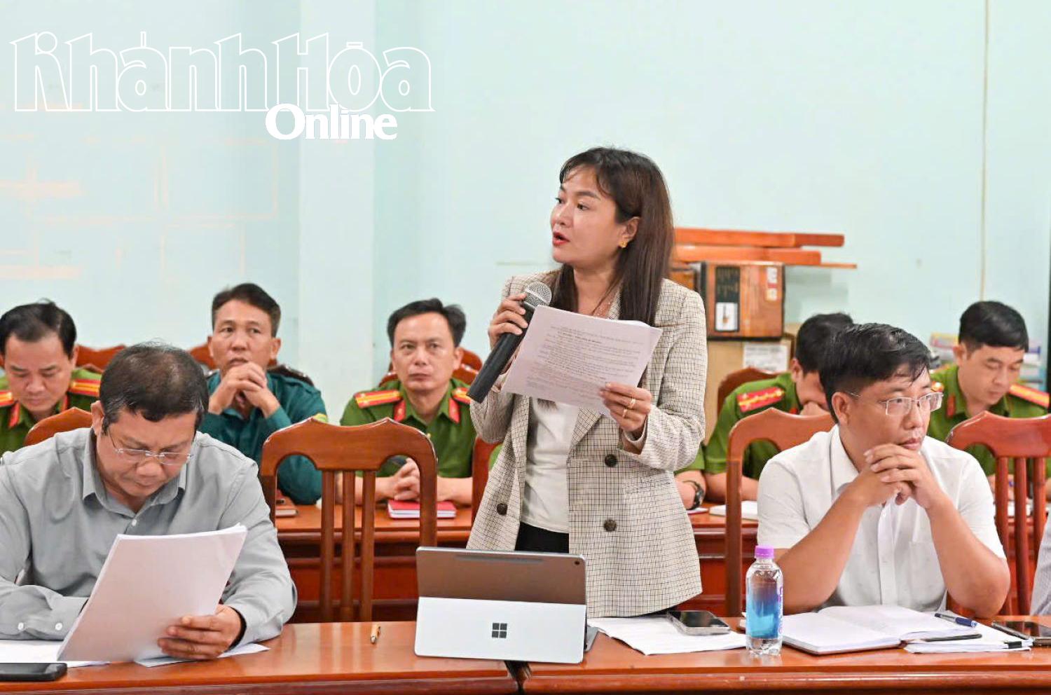 Lãnh đạo xã Trung Khánh Vĩnh báo cáo tại cuộc họp.