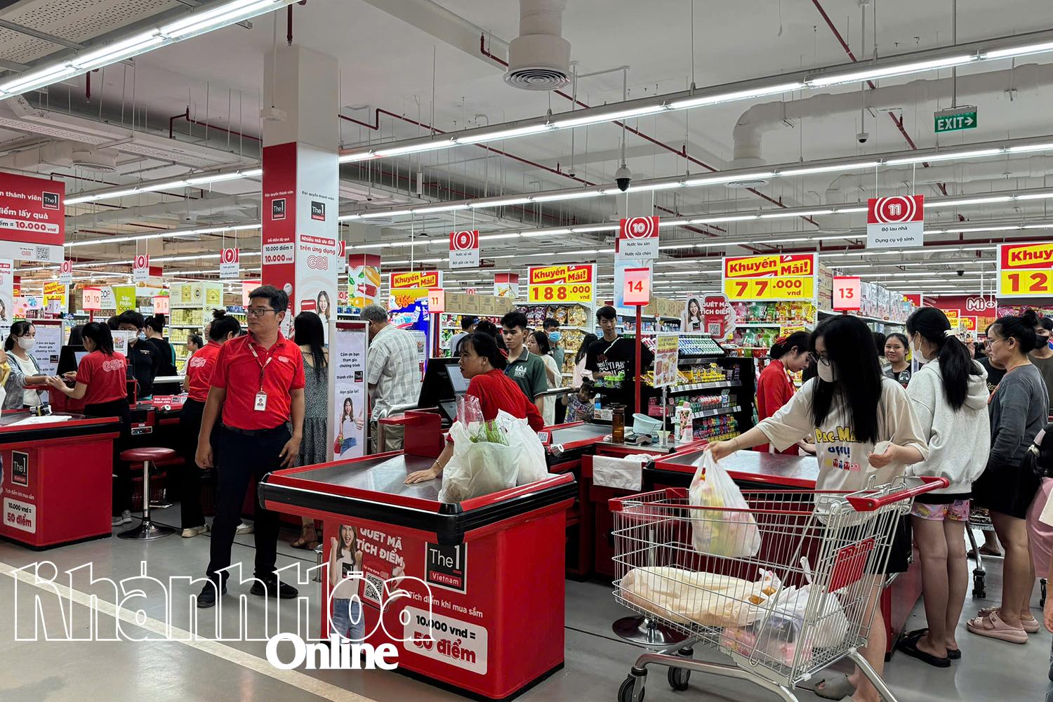 Lượng khách hàng mua sắm tại siêu thị GO! Phan Rang tăng gấp nhiều lần trong ngày 4 và 5-11.