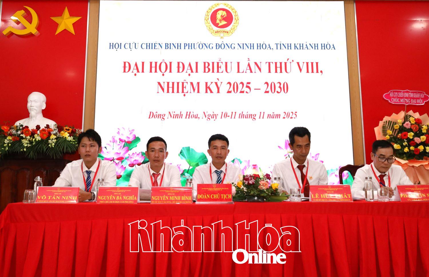Đoàn Chủ tịch điều hành đại hội.