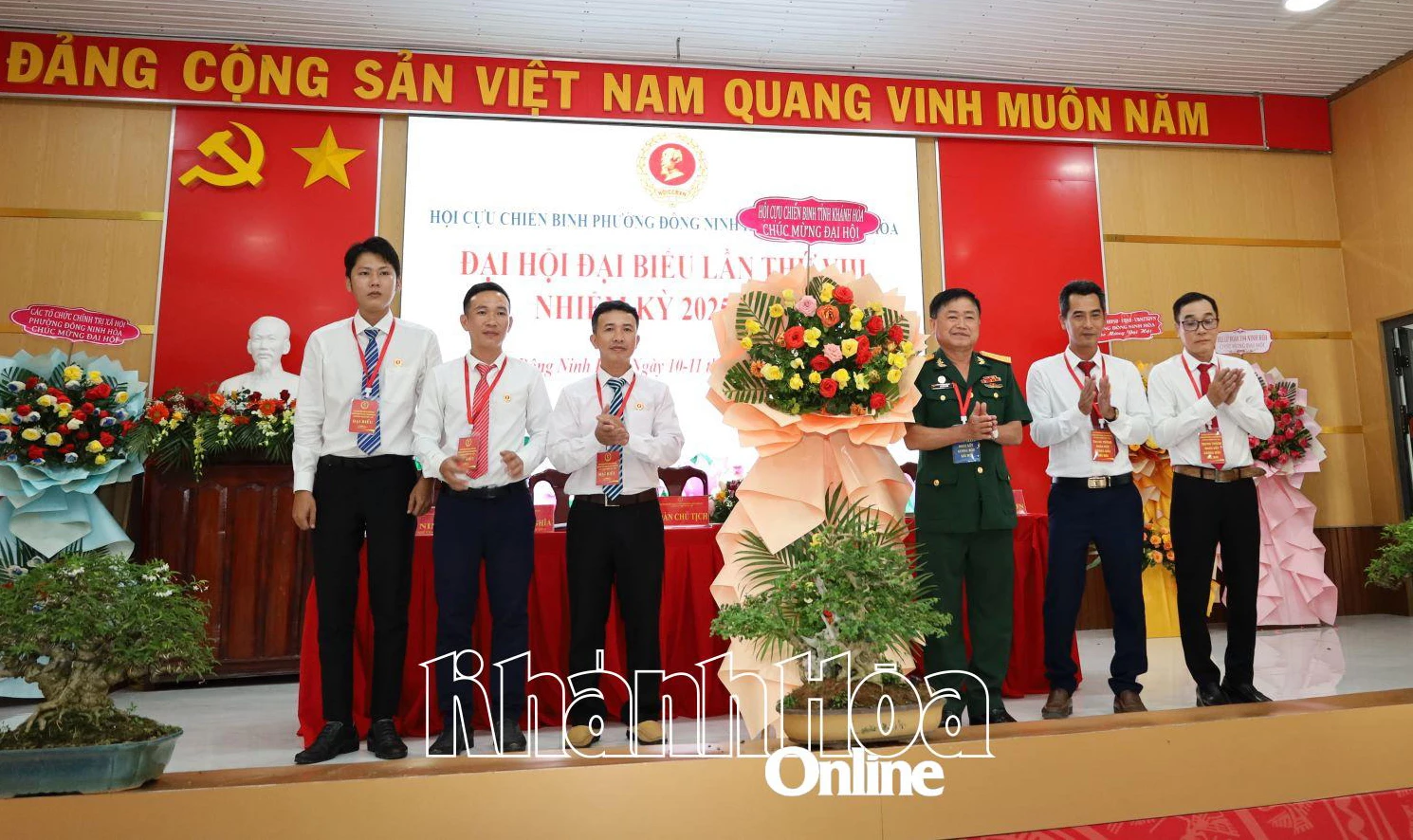 Lãnh đạo Hội Cựu chiến binh tỉnh tặng hoa chúc mừng đại hội.
