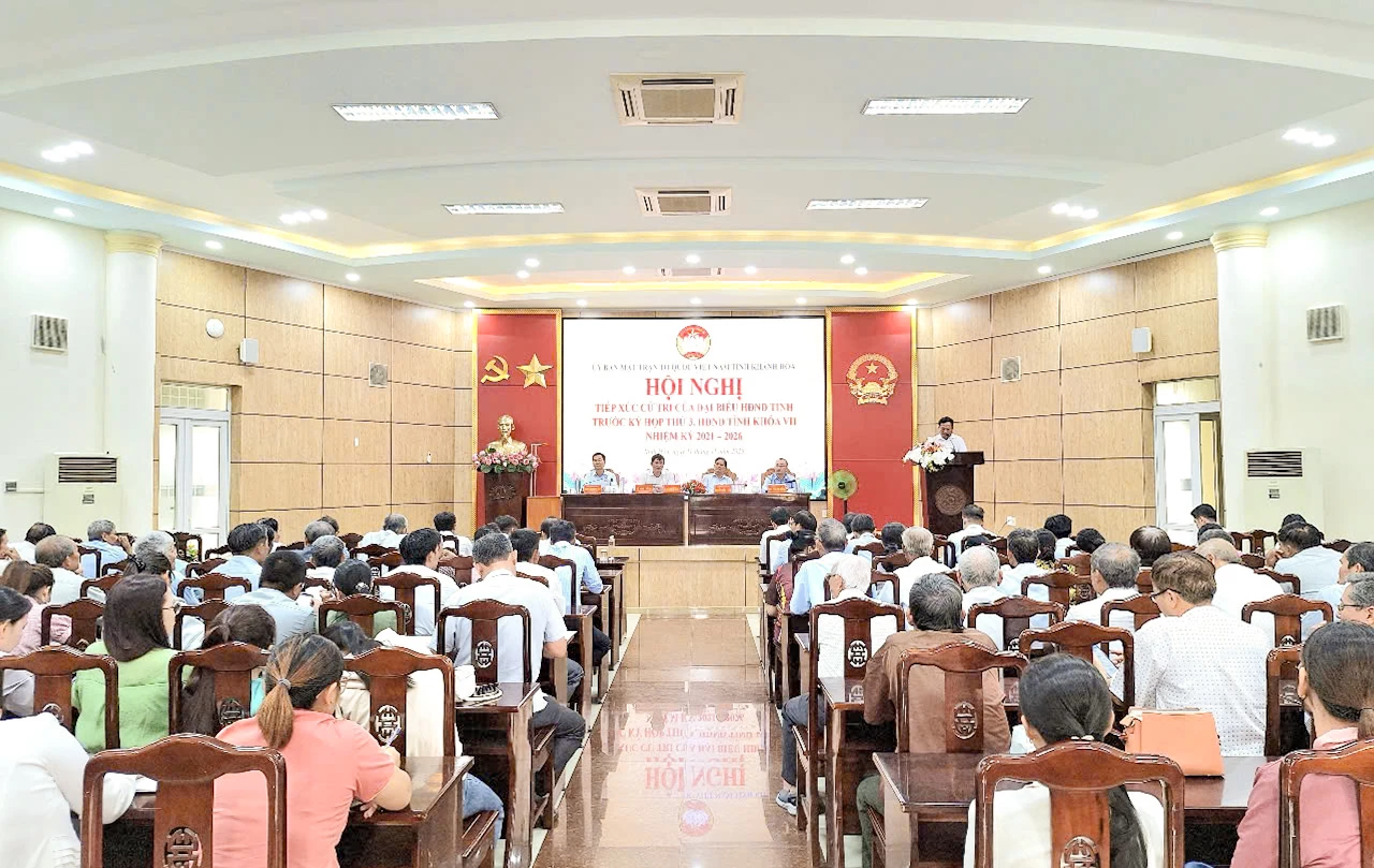 Quang cảnh buổi tiếp xúc cử tri.