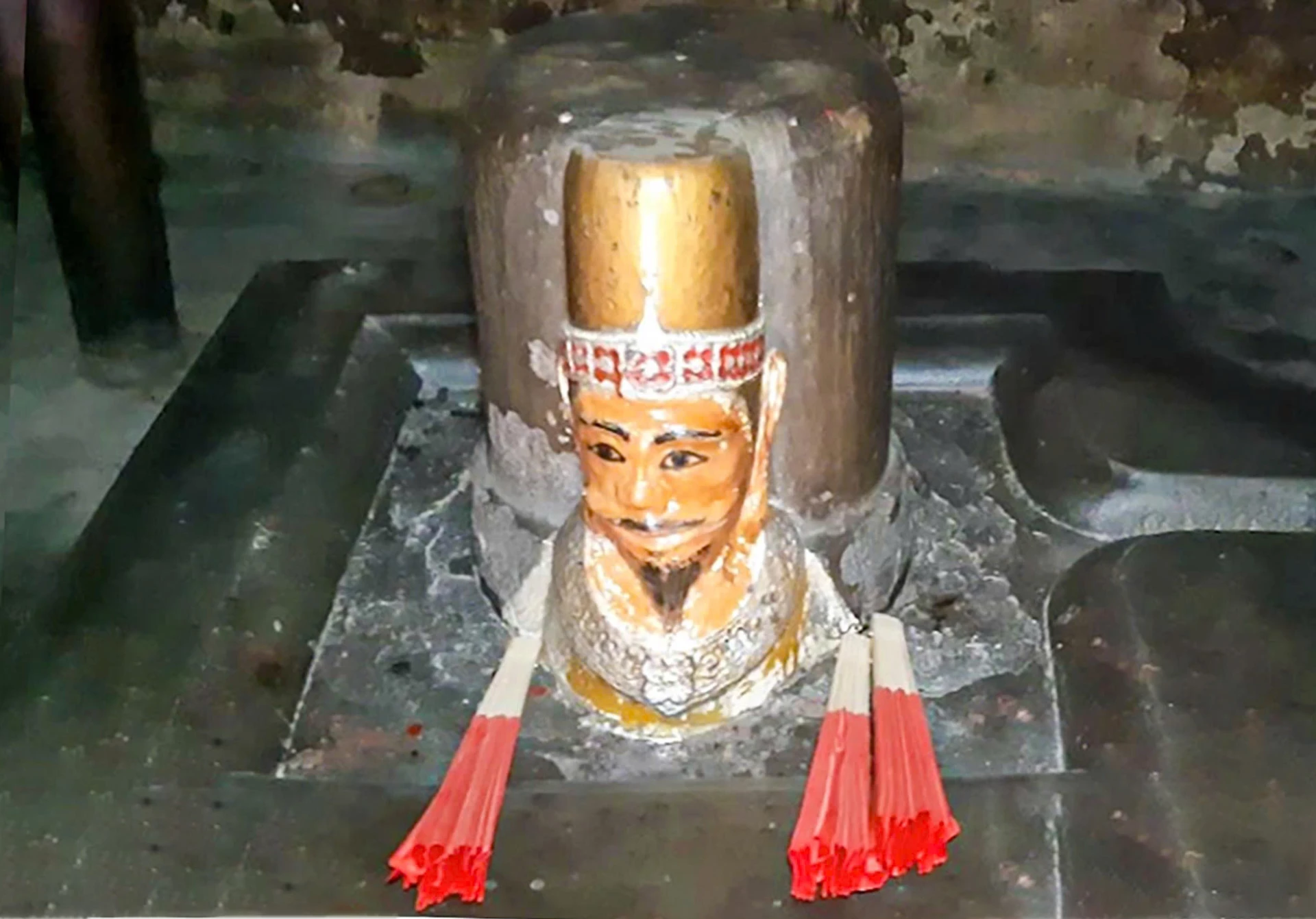 Sstatue of King Po Klong Garai 

