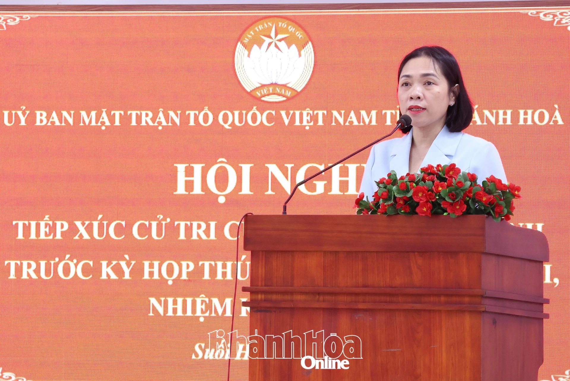Đồng chí Trần Thu Mai - Ủy viên Ban Thường vụ Tỉnh ủy, Phó Chủ tịch Thường trực Ủy ban MTTQ Việt Nam tỉnh đã thông báo đến cử tri về tình hình thực hiện nhiệm vụ phát triển kinh tế - xã hội của tỉnh 10 tháng năm 2025, nhiệm vụ trọng tâm các tháng còn lại năm 2025 và năm 2026; kết quả kỳ họp HĐND tỉnh khóa VII