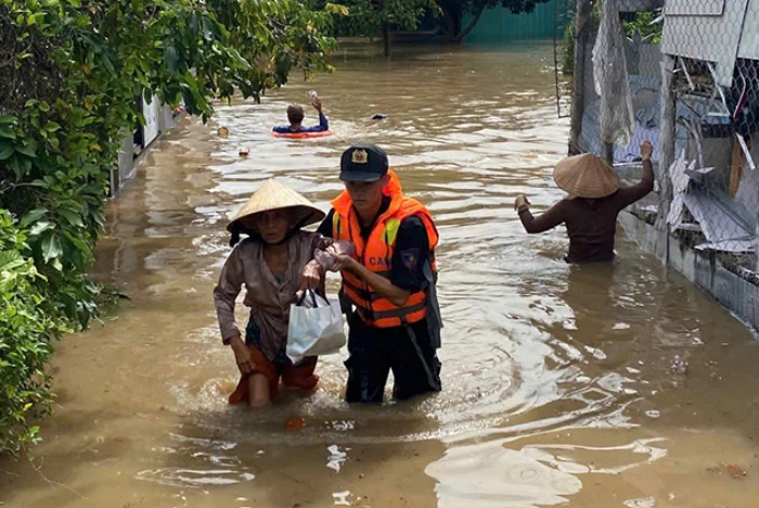 VIDEO: Lực lượng Công an Khánh Hòa căng mình hỗ trợ nhân dân ứng phó với mưa lũ