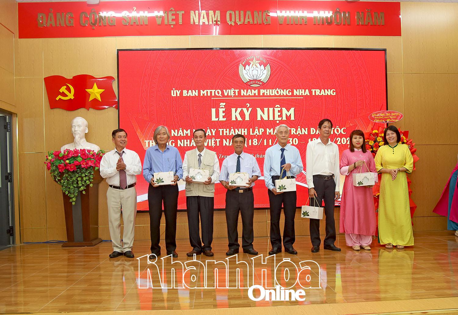 Các cá nhân nguyên chủ tịch Ủy ban MTTQ Việt Nam của 5 phường trước hợp nhất nhận quà tri ân.