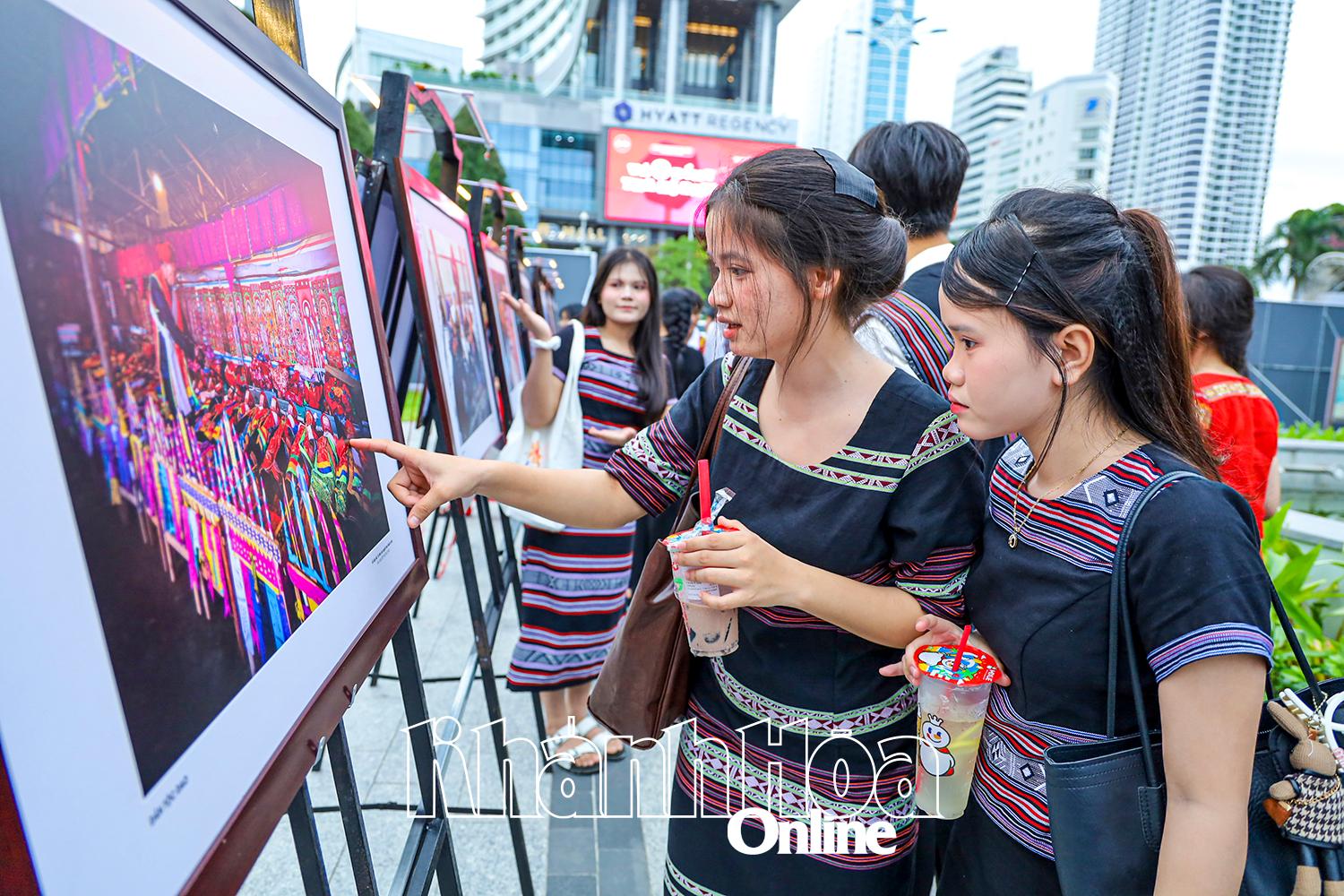 Students of Nha Trang Central Ethnic Minority Pre-University School viewing photos at the photo exhibition

