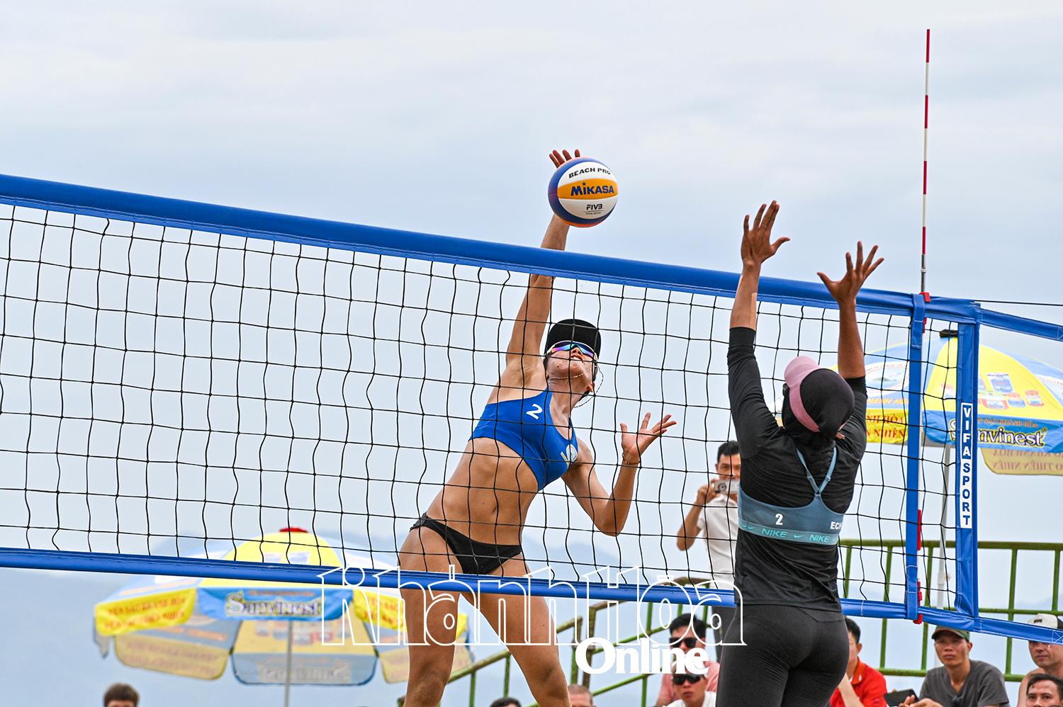 Nguyen Le Thi Tuong Vy (left) in the final match of Nha Trang International Beach Volleyball Tournament 2025

