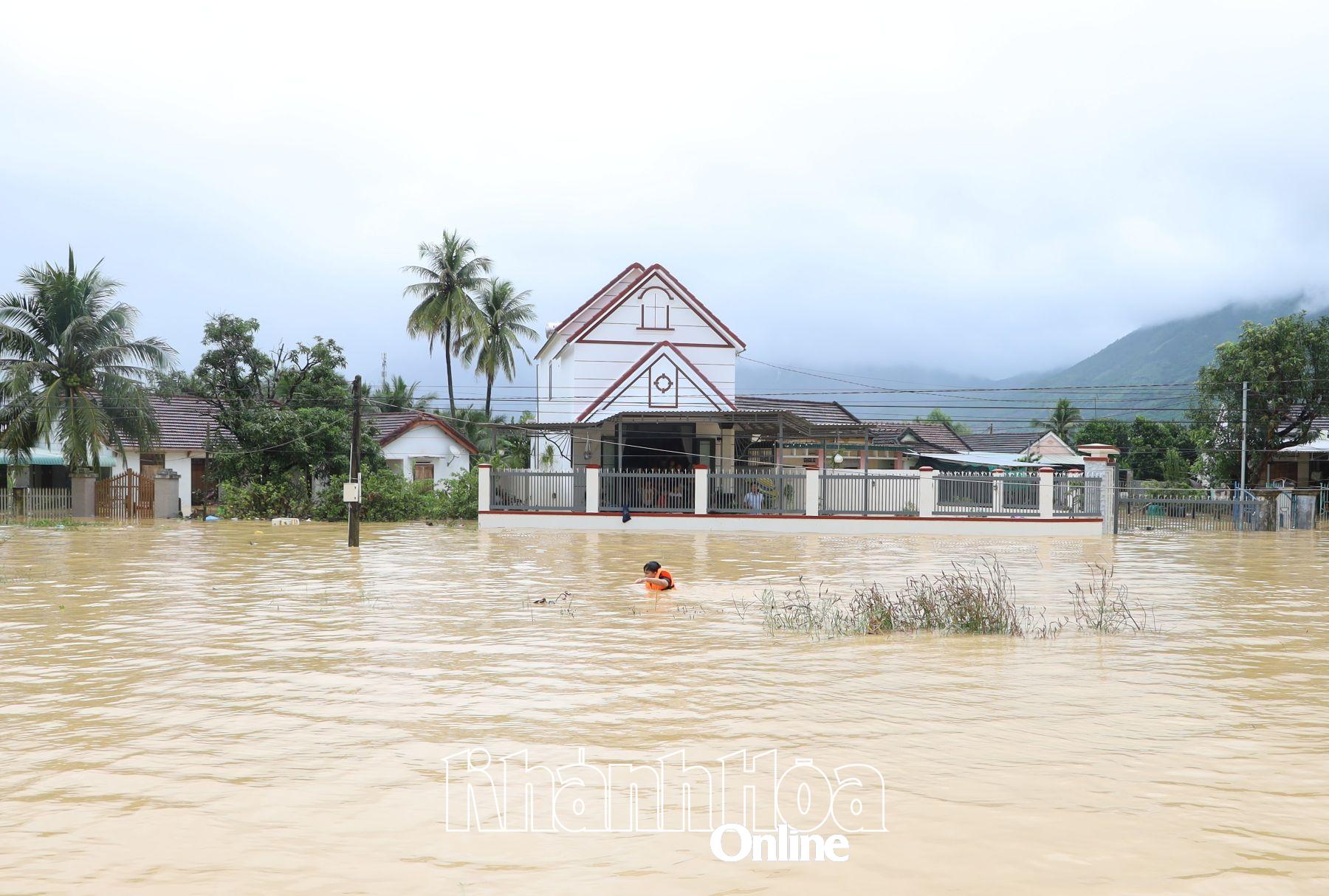 Nhiều khu dân cư ở xã Diên Điện vẫn còn ngập sâu trong nước lũ.