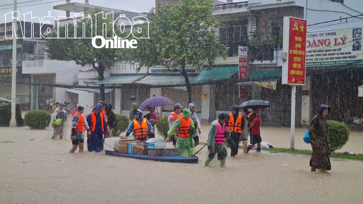 Người dân thoát khỏi vùng nguy hiểm đến nơi an toàn.