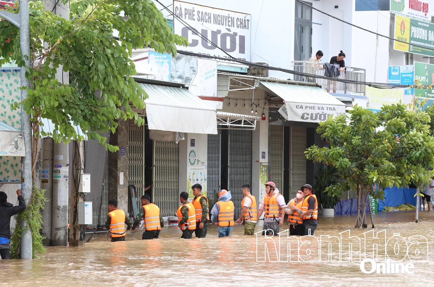 Các chiến sĩ đặc công nước quấn dây thừng đi vào các con hẻm nhỏ để cứu dân.
