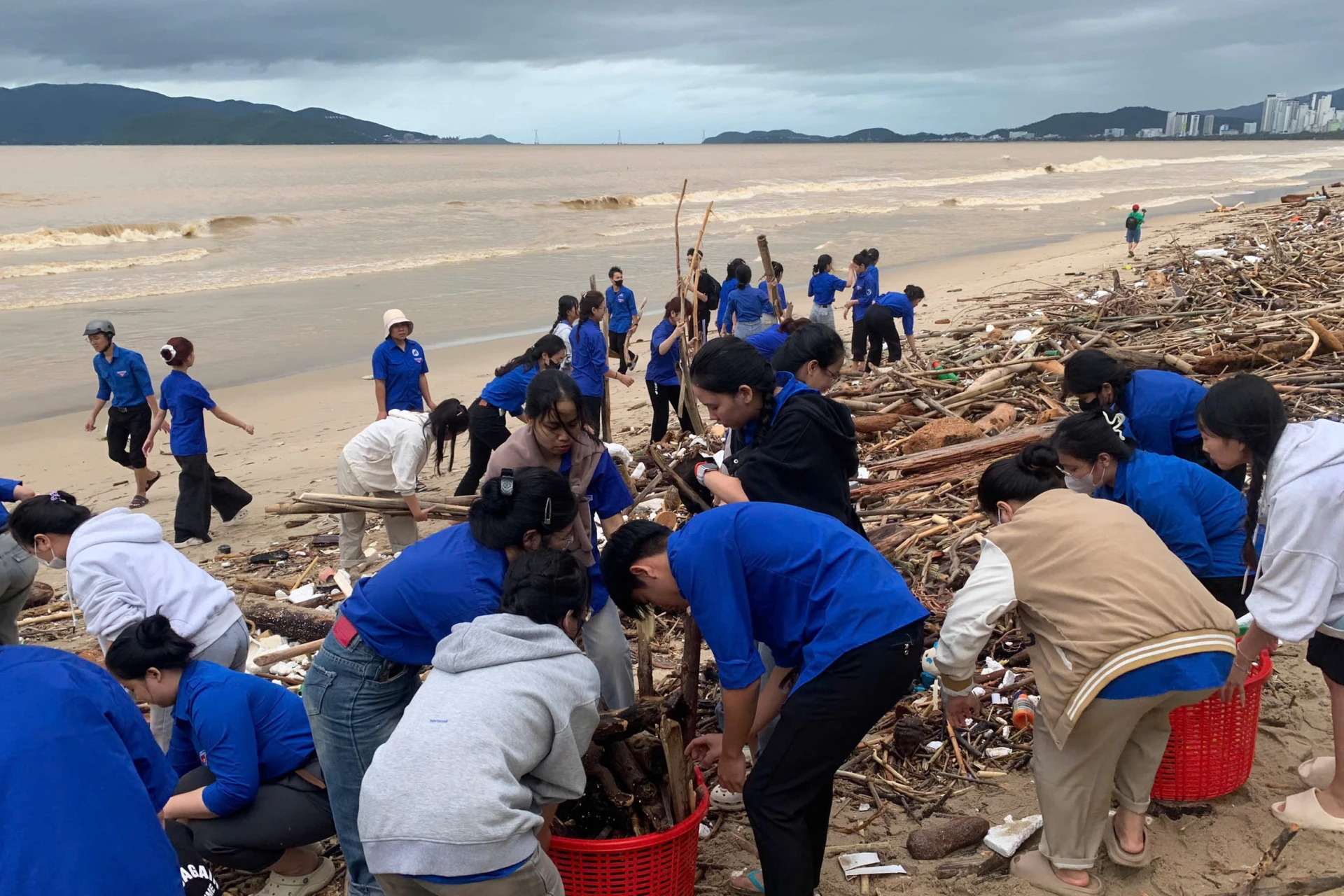 Youth Union members, young people and students clean up Nha Trang beach