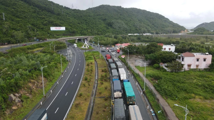 Hàng nghìn phương tiện giao thông kẹt trên Quốc lộ 1