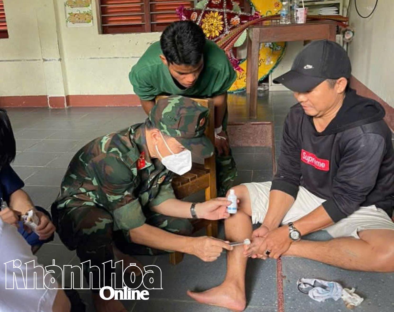 Quân y Bộ Chỉ huy Quân sự tỉnh xử lý vết thương cho một người dân.