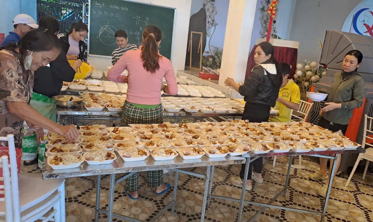 Các chị em nấu cơm hỗ trợ người dân.