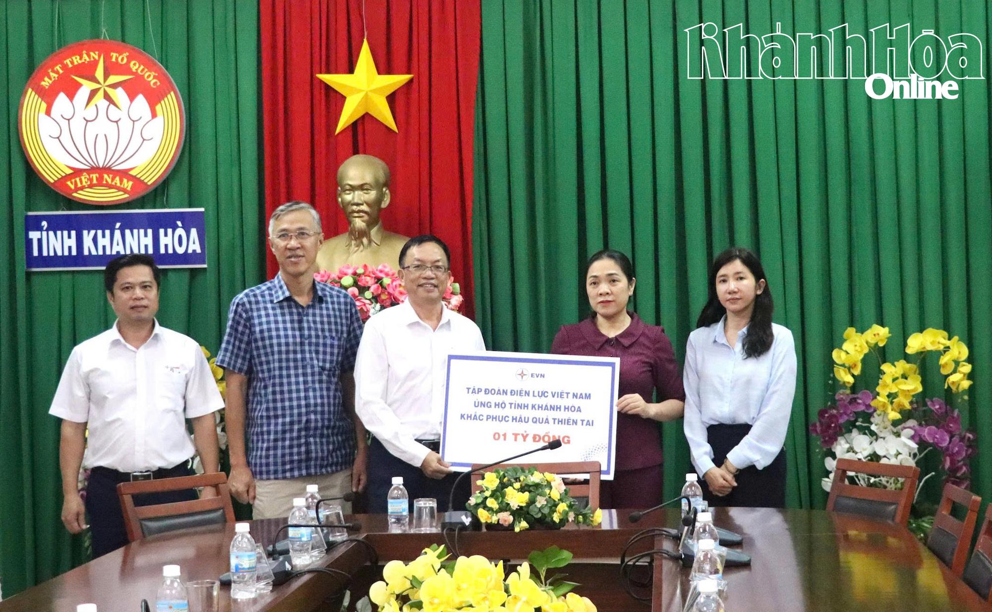 Khanh Hoa Power Joint Stock Company giving the symbolic relief money to the leadership of the Provincial Vietnam Fatherland Front Committee

