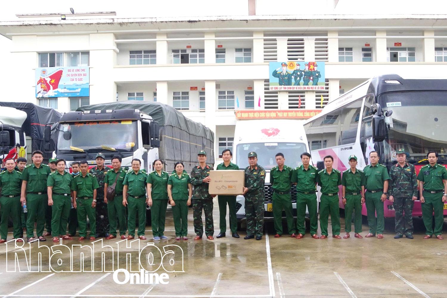 A delegation from Ho Chi Minh City handing over relief goods to Khanh Hoa Provincial Military Command


