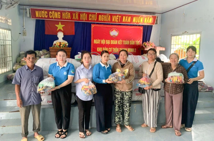 Hội Liên hiệp Phụ nữ xã Cam An tặng 200 suất quà cho người dân xã Diên Lạc