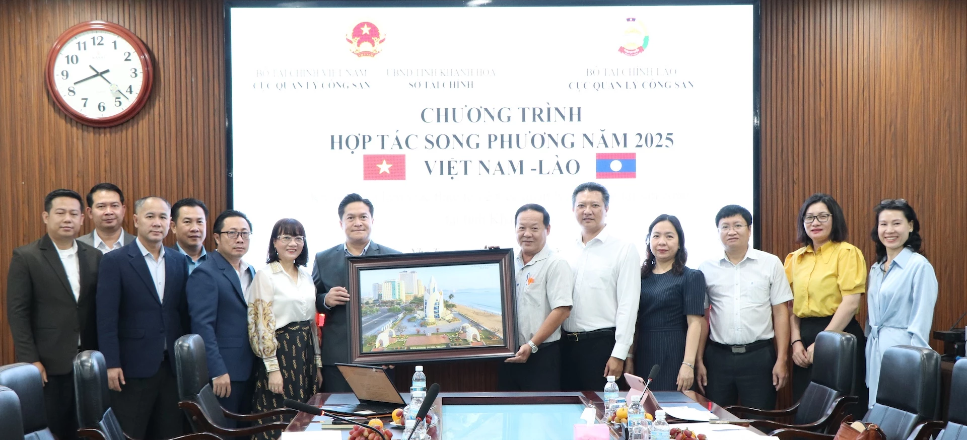 Khanh Hoa Provincial Department of Finance presenting souvenir gift to the Lao Ministry of Finance delegation

