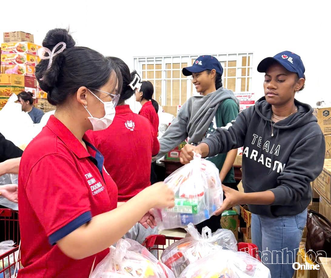 Sinh viên Trường Đại học Thái Bình Dương tham gia đóng gói hàng cứu trợ cho đồng bào vùng lũ.