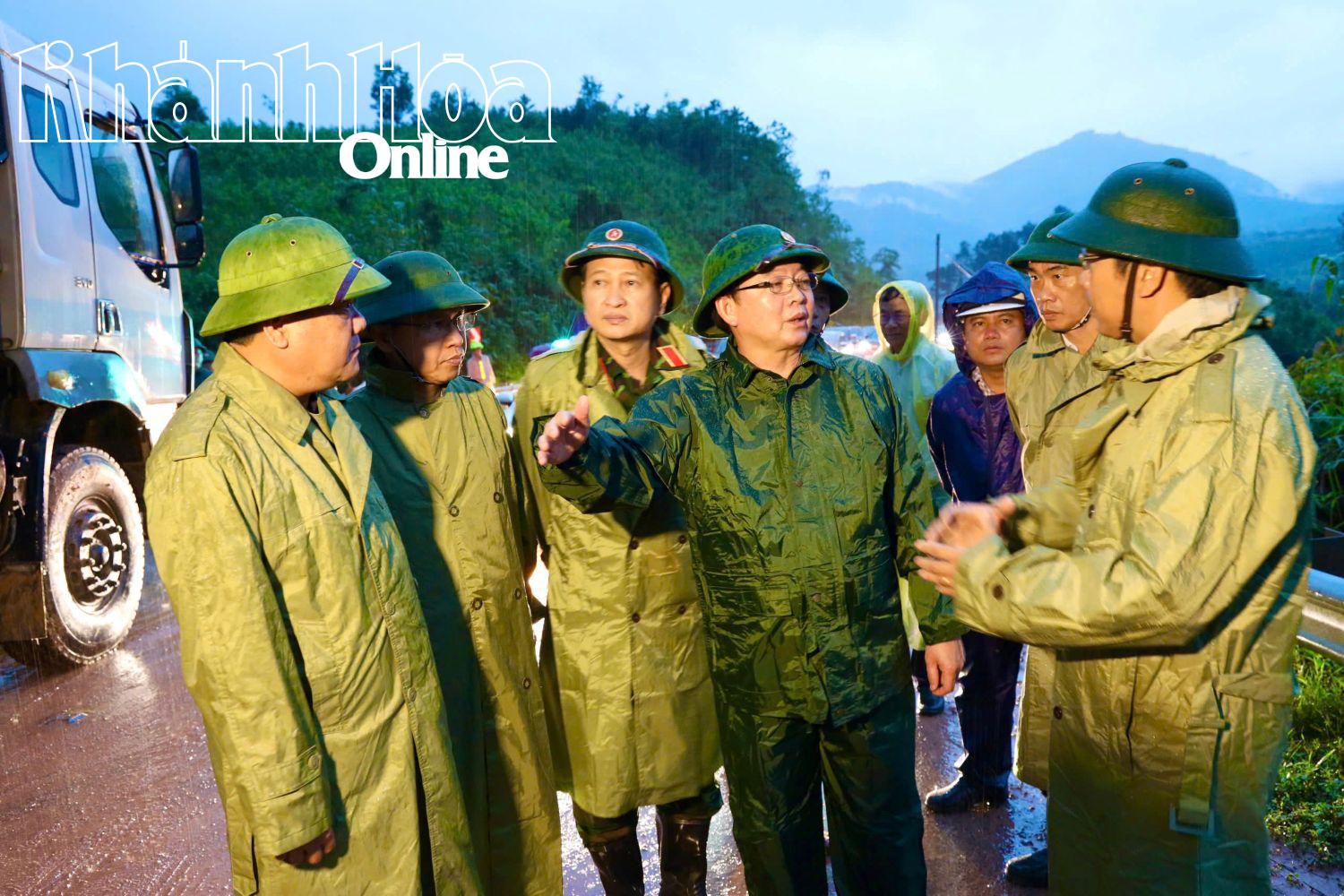 Phó  Thủ  tướng  Hồ Quốc Dũng kiểm tra khu vực sạt lở trên đèo Khánh Lê.