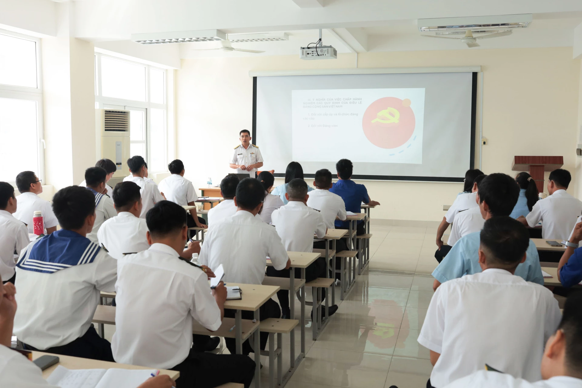 Các học viên tham gia lớp bồi dưỡng.