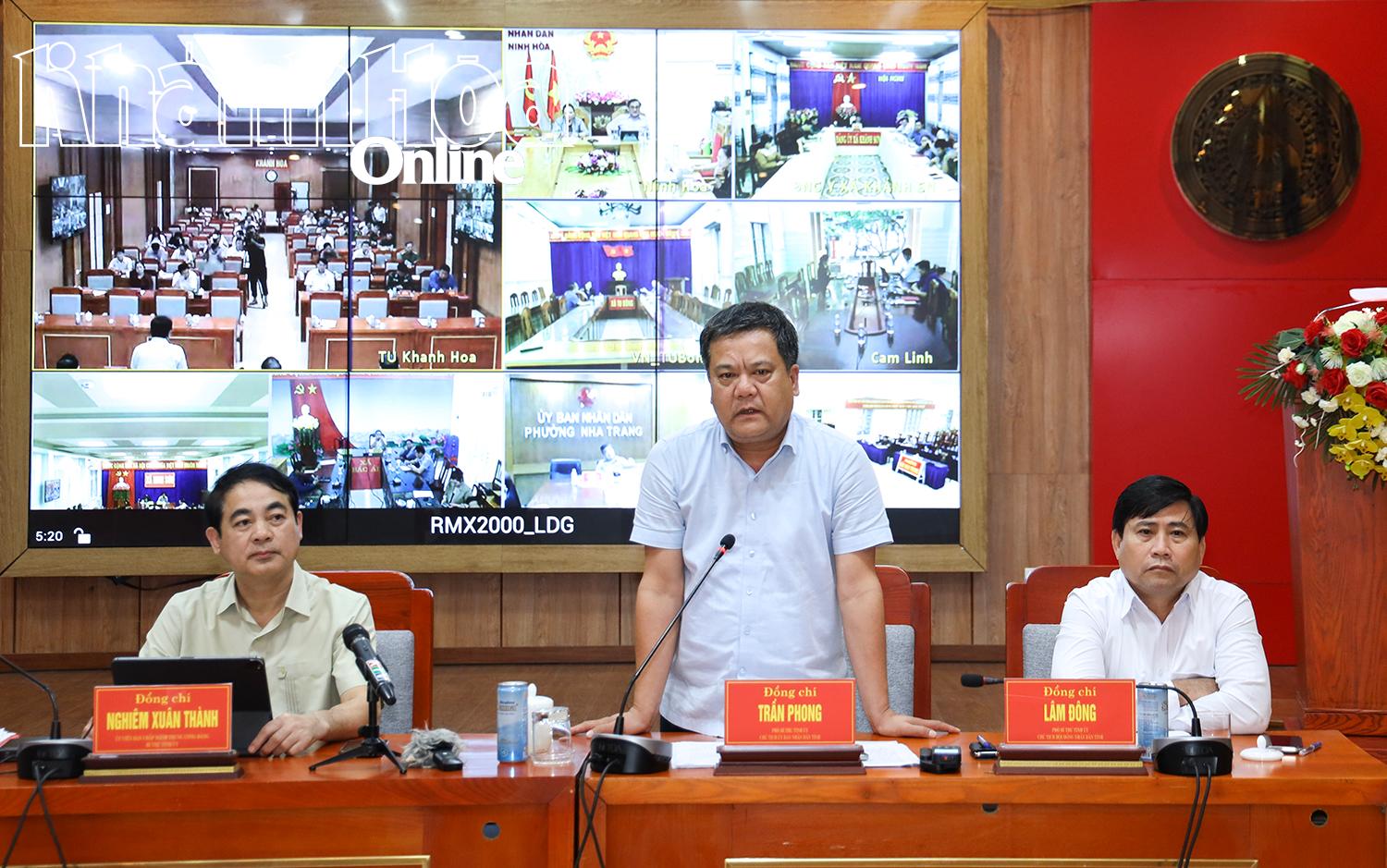 Đồng chí Trần Phong phát biểu tại cuộc họp.