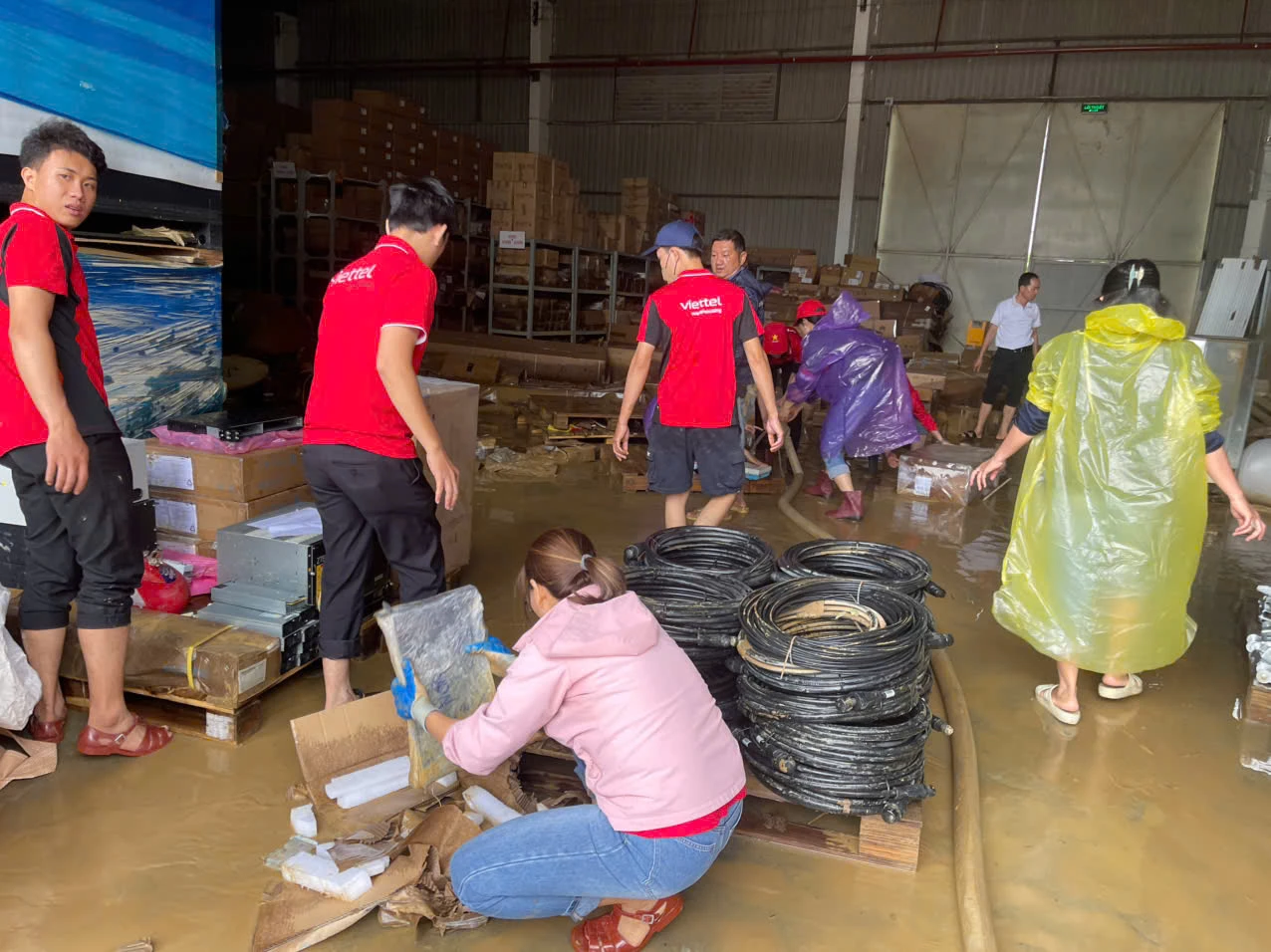 Kho vật tư của Viettel cũng bị ngập sâu hơn 1,5 m, cán bộ nhân viên tập trung dọn dẹp khi nước rút.