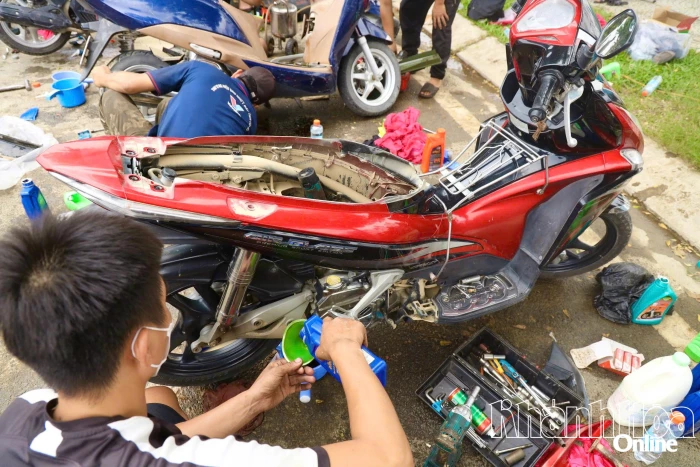 Hàng nghìn xe máy bị ngập nước được sửa miễn phí