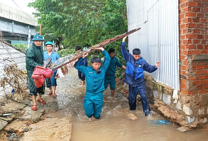 Xã Vạn Ninh: Tập trung hỗ trợ người dân khắc phục sau mưa lũ
