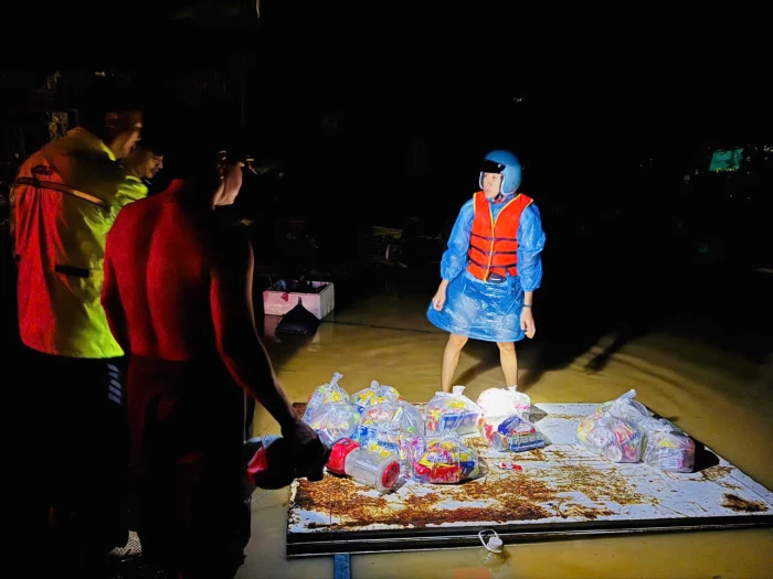 Nối dài những phần ăn giúp người dân vùng lũ