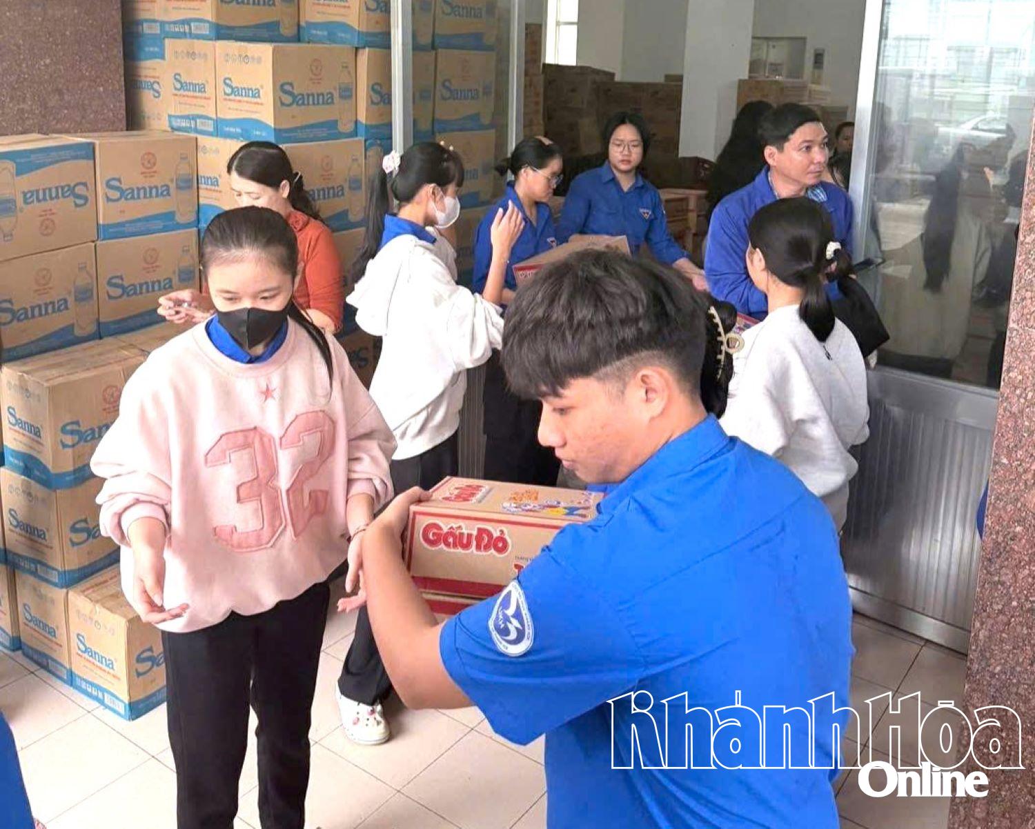 Quyên góp, chuẩn bị các nhu yếu phẩm để chuyển đến các nơi cần hỗ trợ. 