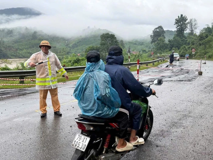Nỗ lực điều tiết giao thông trên đèo Khánh Lê
