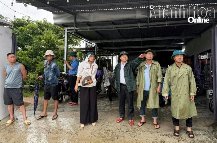 Phó Bí thư Tỉnh ủy Lâm Đông kiểm tra công tác khắc phục hậu quả mưa lũ ở phường Ba Ngòi