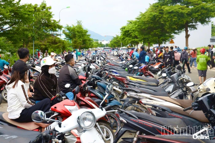 Nỗ lực “cứu sống” hàng nghìn xe máy ngập nước